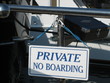Schild an einer Luxusyacht