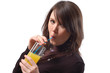 La ragazza beve succo di frutta