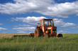 Foto: Traktor auf Sommerwiese Traktor auf Sommerwiese