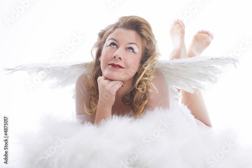 Foto: angel with wings and white cloud angel with wings and white cloud