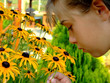 Niña y flores