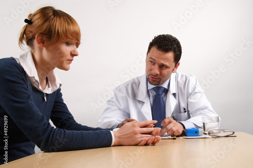 Foto: bad news - doctor talking to patient bad news - doctor talking to patient
