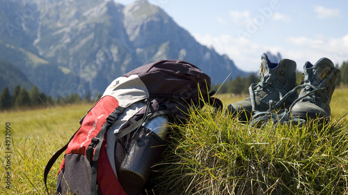 Wandern: Rucksack und Bergschuge