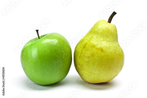 Foto: Apfel und Birne ganz vor weißem Hintergrund Apfel und Birne ganz vor weißem Hintergrund