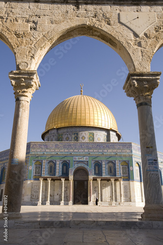 Foto: Dome of the Rock, viewed through arch Dome of the Rock, viewed through arch