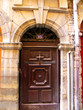 Porte marron ancienne sur façade de pierre