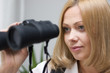 Frau mit Fernglas