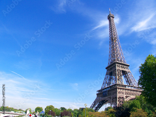 Tour Eiffel et ciel bleu, Paris, France