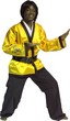 Attraktive afrikanische Frau in Karate-Stellung