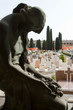 statua di ragazza triste