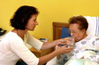 Seniorin mit Pflegerin