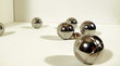 Boules d'acier sur fond blanc