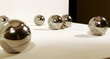 Boules d'acier sur fond blanc