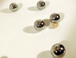 Boules d'acier sur fond blanc