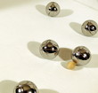 Boules d'acier sur fond blanc