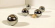 Boules d'acier sur fond blanc