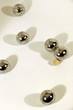 Boules d'acier sur fond blanc