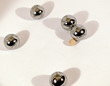 Boules d'acier sur fond blanc