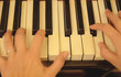 Suonando il pianoforte