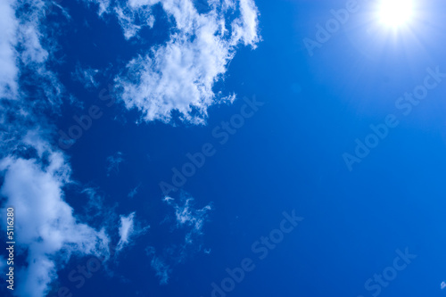 Himmel mit Wolken und Sonne