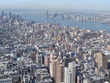 Blick von wolkenkratzer auf halbinsel manhattan in new york