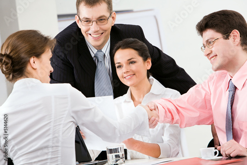 Foto: Handshake in the office Handshake in the office