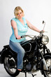 Hübsche Frau auf altem Motorrad