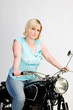 Hübsche Frau auf altem Motorrad