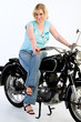 Hübsche Frau auf altem Motorrad Hübsche Frau auf altem Motorrad