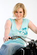 Hübsche Frau auf altem Motorrad