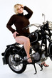 Hübsche Frau auf altem Motorrad Hübsche Frau auf altem Motorrad