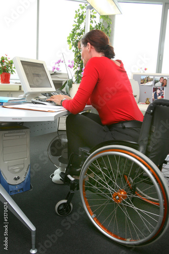 Frau im Rollstuhl