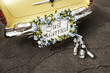 Foto: just married sign on bumper of vintage car just married sign on bumper of vintage car