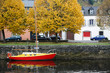 Voilier rouge sur paysage d'automne