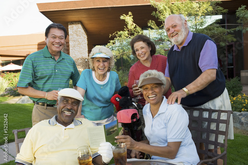 Photo: Group of senior golfers celebrating success, relaxing, portrait Group of senior golfers celebrating success, relaxing, portrait