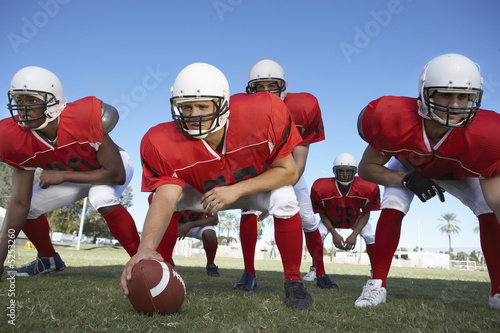 사진:Offensive line ready to hike football on field Offensive line ready to hike football on field