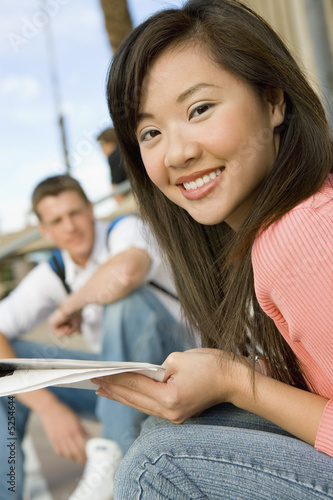 Foto: Female student relaxing on campus, portrait Female student relaxing on campus, portrait