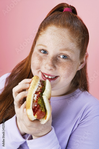 Foto: Overweight girl 13-15 Eating hot dog, portrait, close-up Overweight girl 13-15 Eating hot dog, portrait, close-up