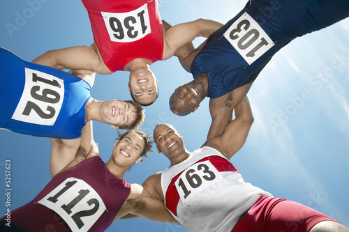 Foto: Track and Field Athletes in Huddle Track and Field Athletes in Huddle