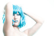 Oberkörper von Frau mit blauen Haaren