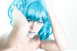 Frau mit blauen Haaren