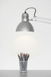 Foto: Angle poise lamp shining on cup of pencils Angle poise lamp shining on cup of pencils
