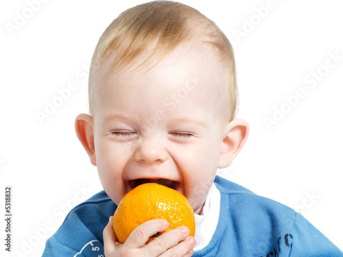 Foto: Trying to bite orange Trying to bite orange