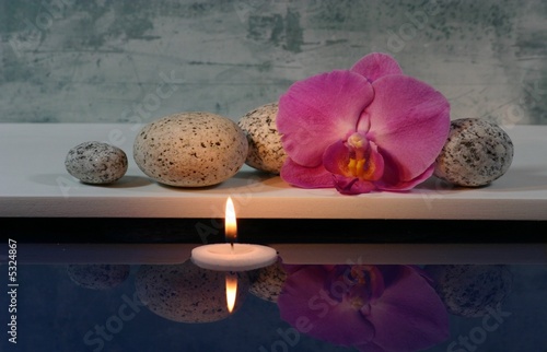Blume mit Schwimmkerze