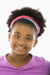 Foto: African American girl wearing headband smiling at viewer. African American girl wearing headband smiling at viewer.