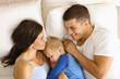 Foto: Family in bed. Family in bed.