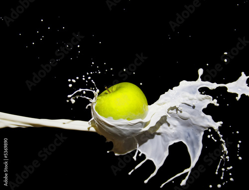 The wave of milk strikes an apple The wave of milk strikes an apple