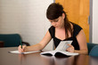 Foto: college student uses the catalogue to plan semester classes college student uses the catalogue to plan semester classes