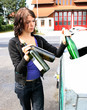 Junge frau sammelt Altglas