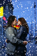 Foto: Young loving couple kissing in a city. Young loving couple kissing in a city.